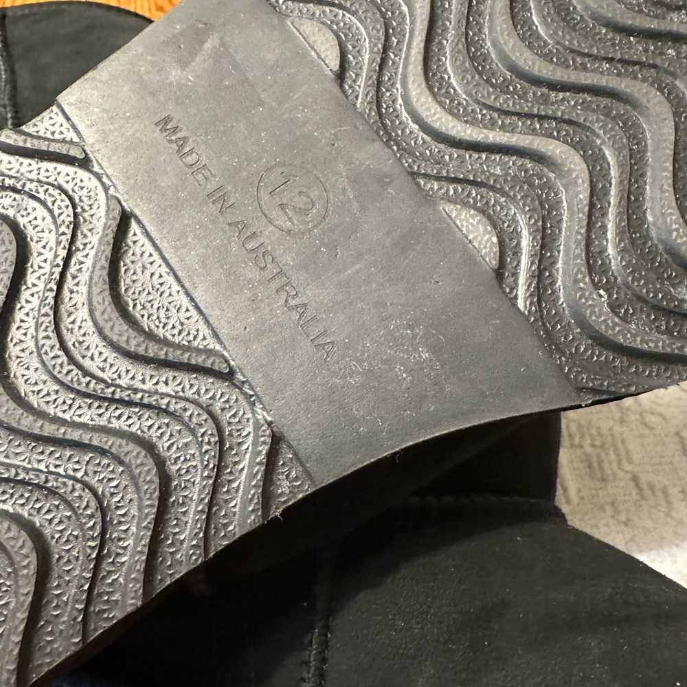 Ugg Black Sheepskin Lined Footwear - Picture 6 of 7